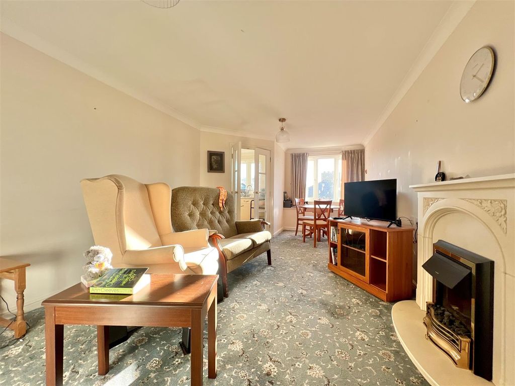 Property photo 3 of 13 Lounge