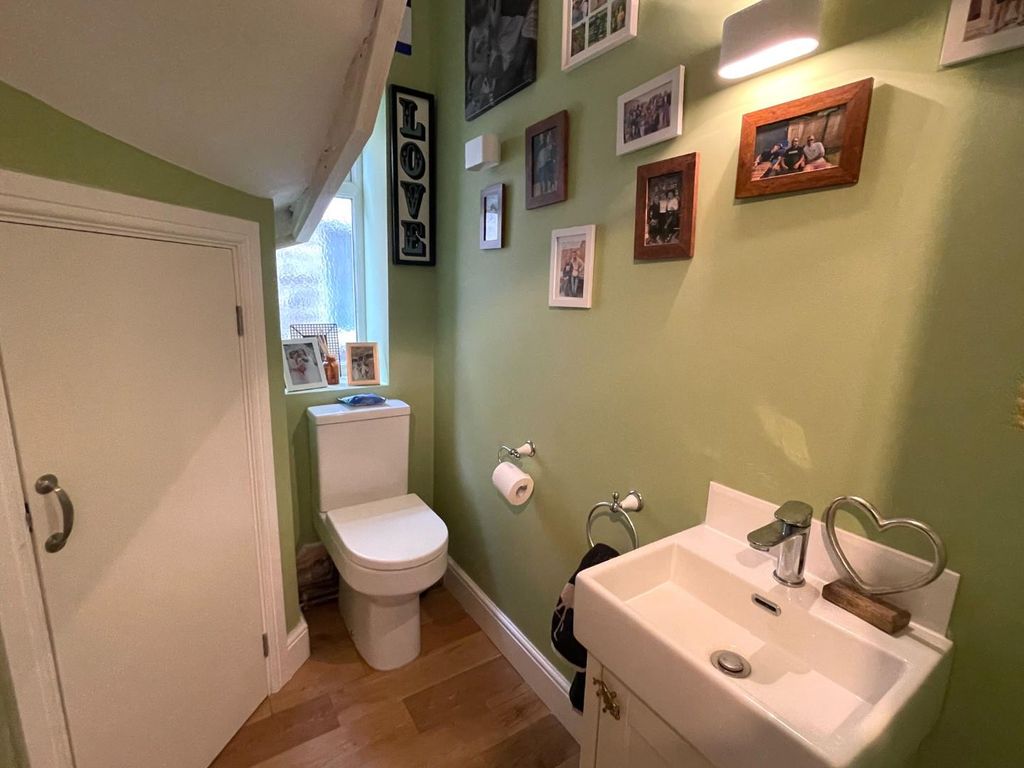 Property photo 3 of 15 Cloakroom.Jpg