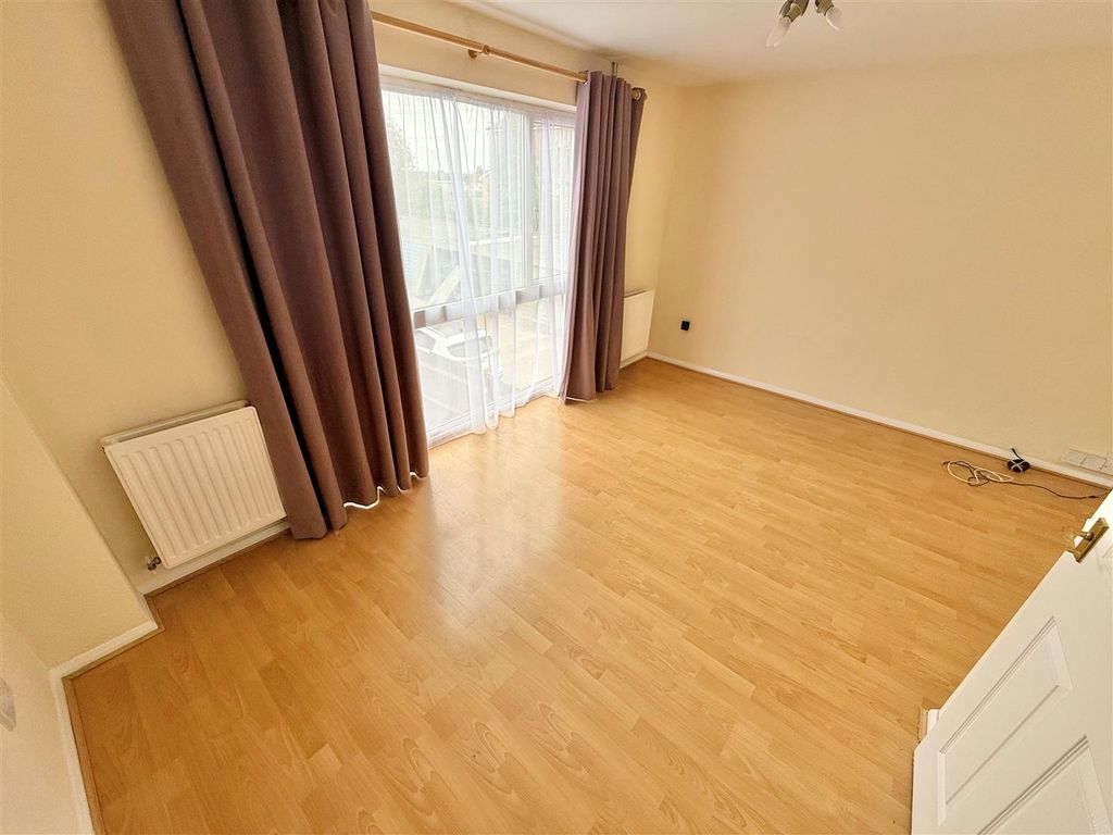 Property photo 2 of 7 Living Room