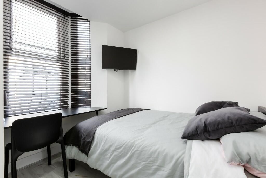 Property photo 1 of 15 A Bright And Spacious Master Bedroom Featuring A c...