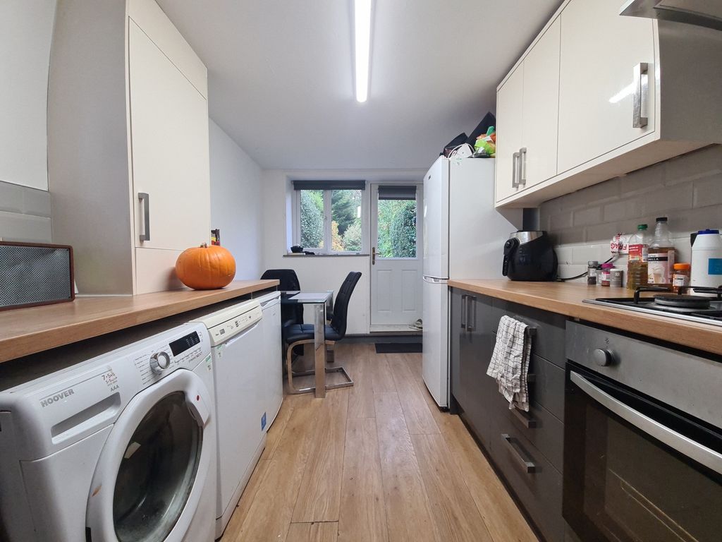 Property photo 2 of 16 A Bright, Well-Maintained Kitchen Featuring Modern...