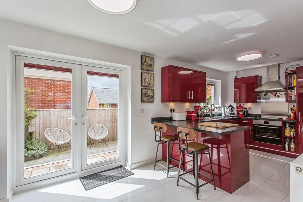 Property photo 2 of 17 Dining Kitchen