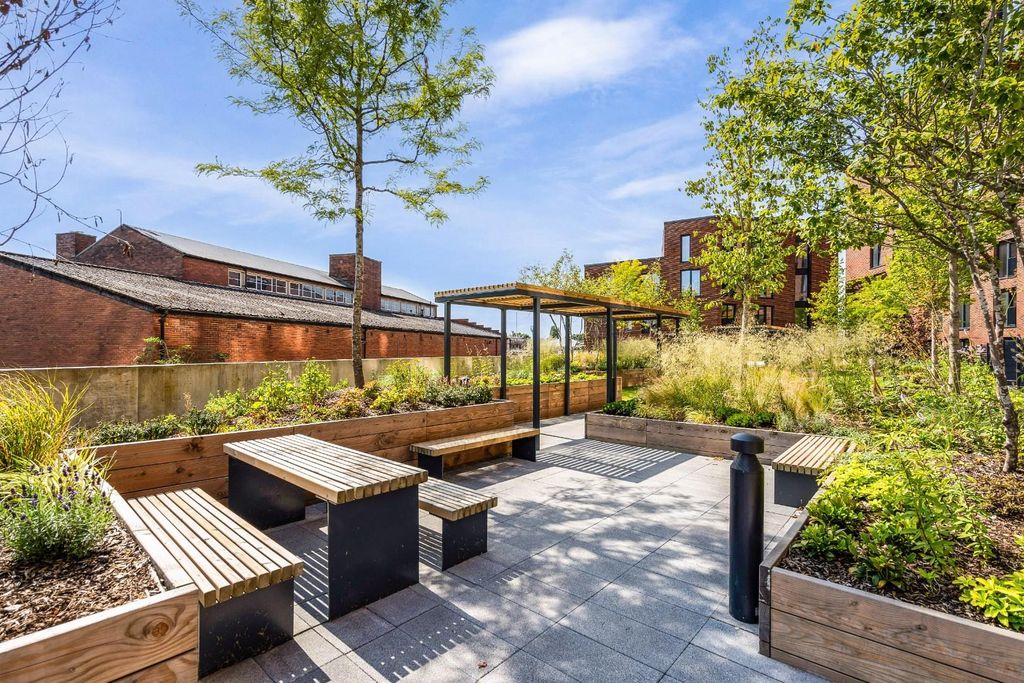 Property photo 3 of 14 75907_Springwell-Gardens-Whitehall-Road-Leeds (29)