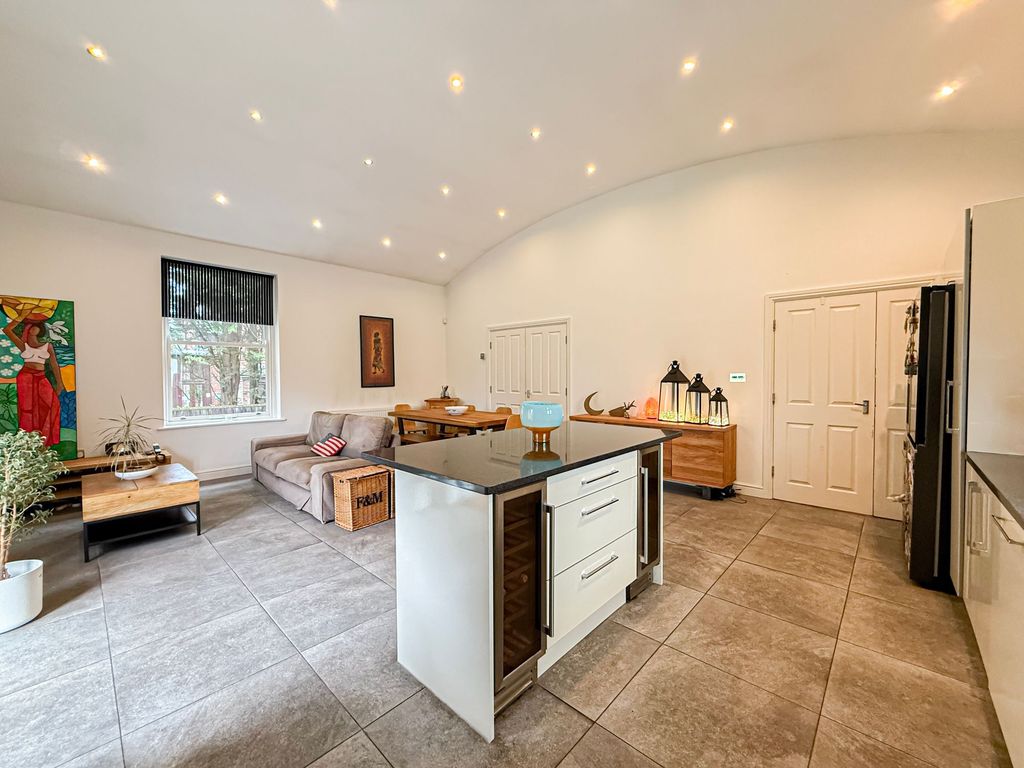 Property photo 2 of 25