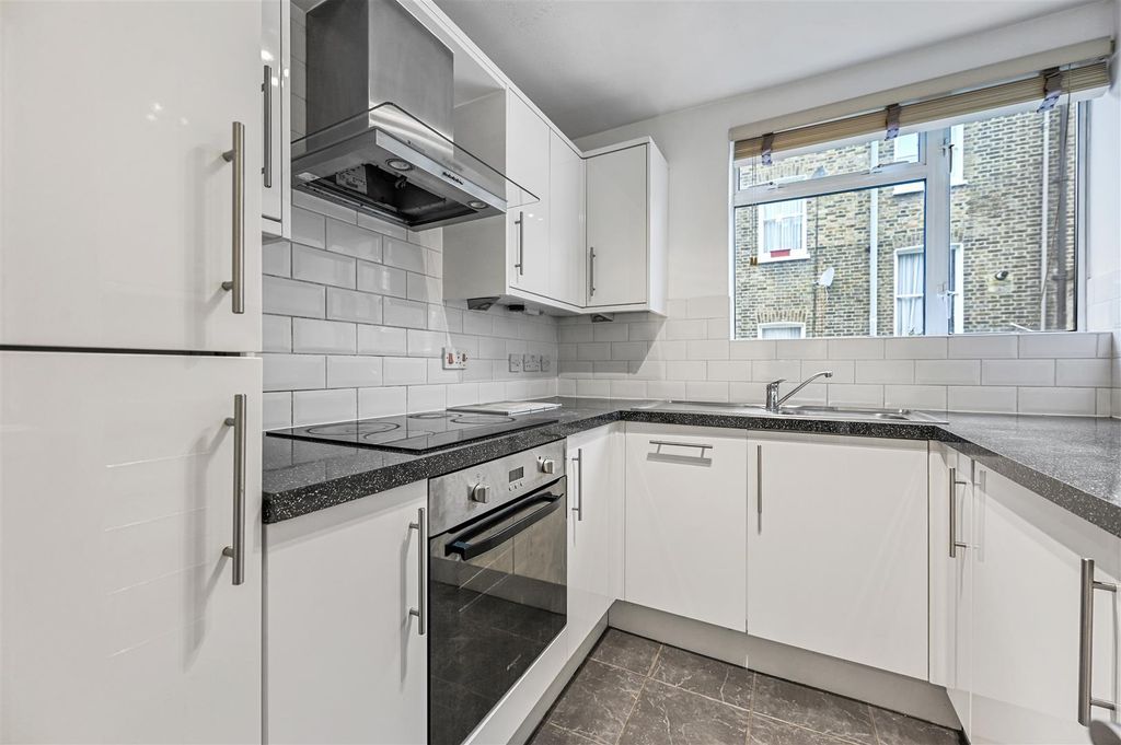 Property photo 3 of 7 Overstone Road