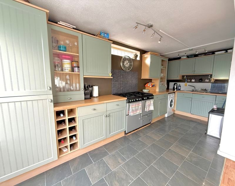 Property photo 3 of 17 Kitchen