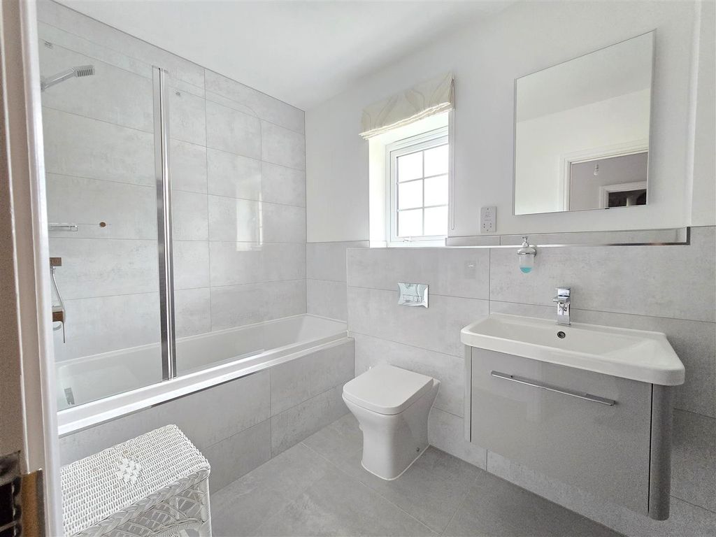 Property photo 2 of 18 Main Bathroom