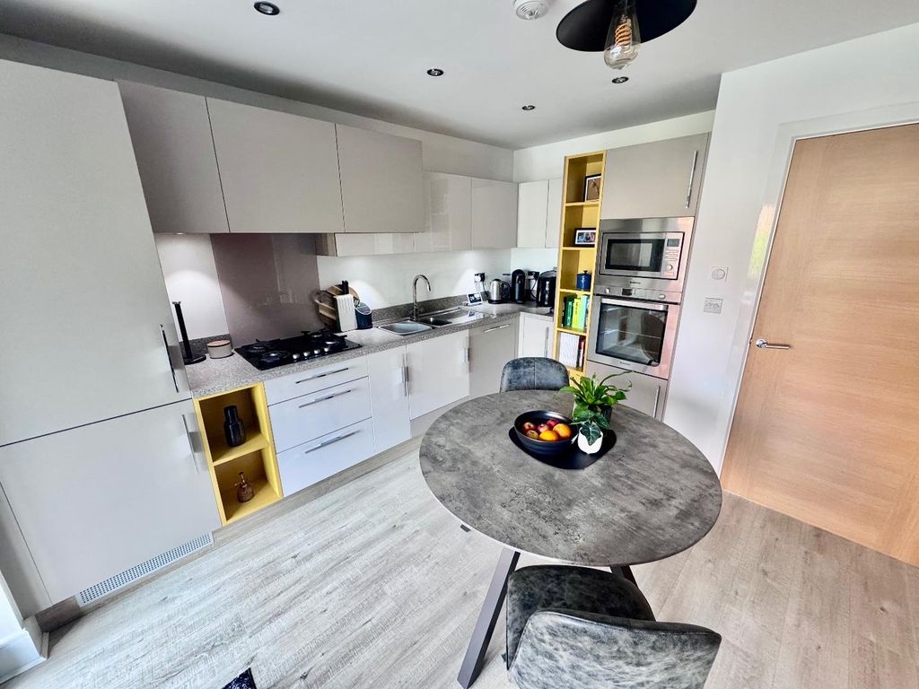 Property photo 2 of 11 Fitted Kitchen