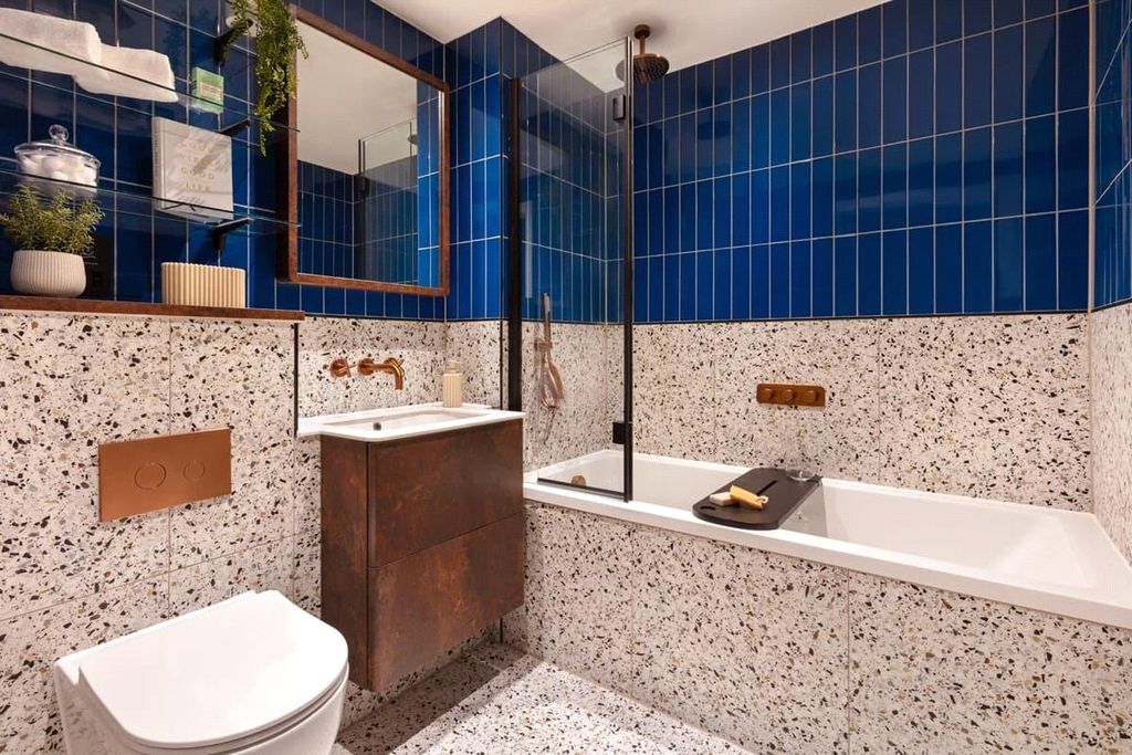 Property photo 3 of 9 Bathroom