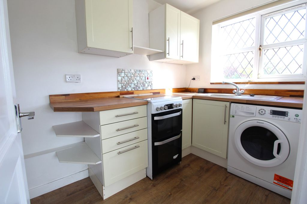 Property photo 3 of 7 Kitchen