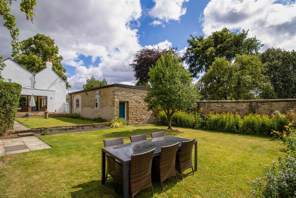 Property photo 2 of 34
