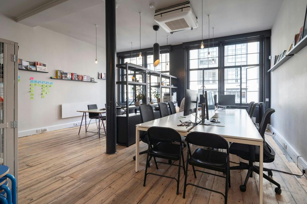 Property photo 1 of 13 Desking