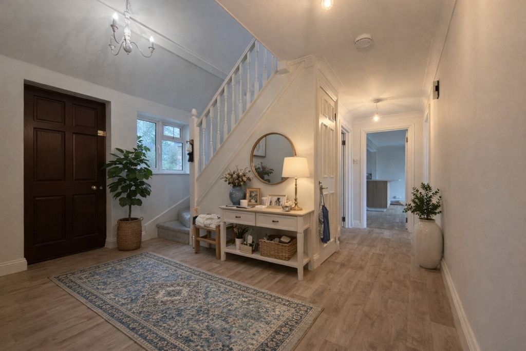 Property photo 3 of 13 Entrance Hall