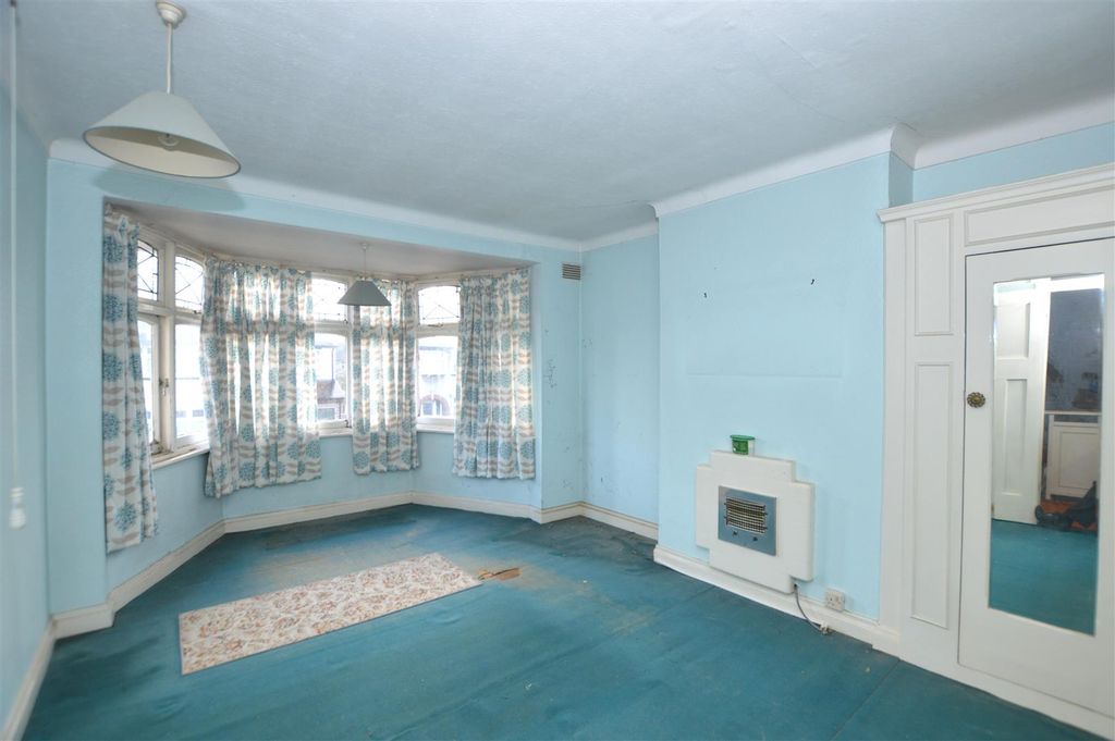 Property photo 2 of 10 50 Strathearn Avenue Bed 1 !.Jpg