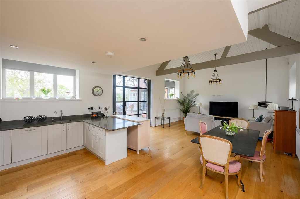 Property photo 3 of 33