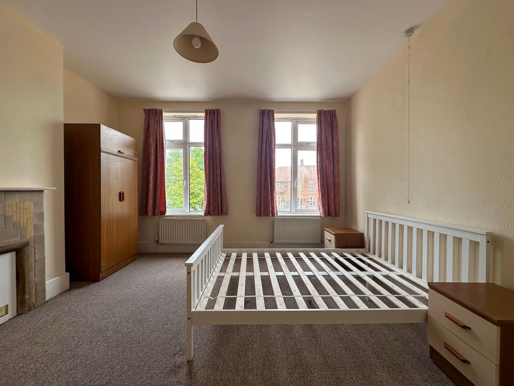 Property photo 2 of 18 Bedroom 1