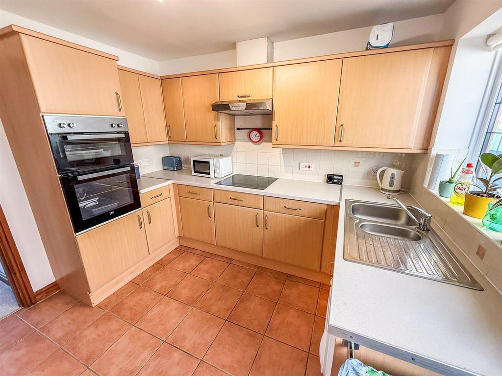 Property photo 3 of 18 Kitchen