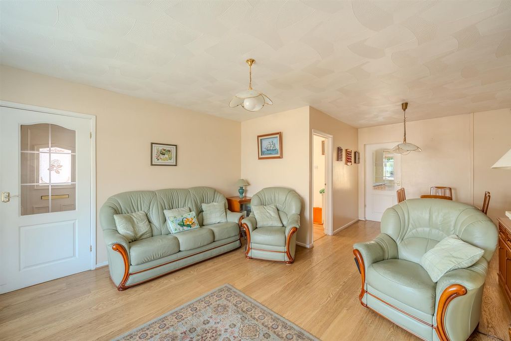 Property photo 3 of 25 41 Thornhill Close-7.Jpg