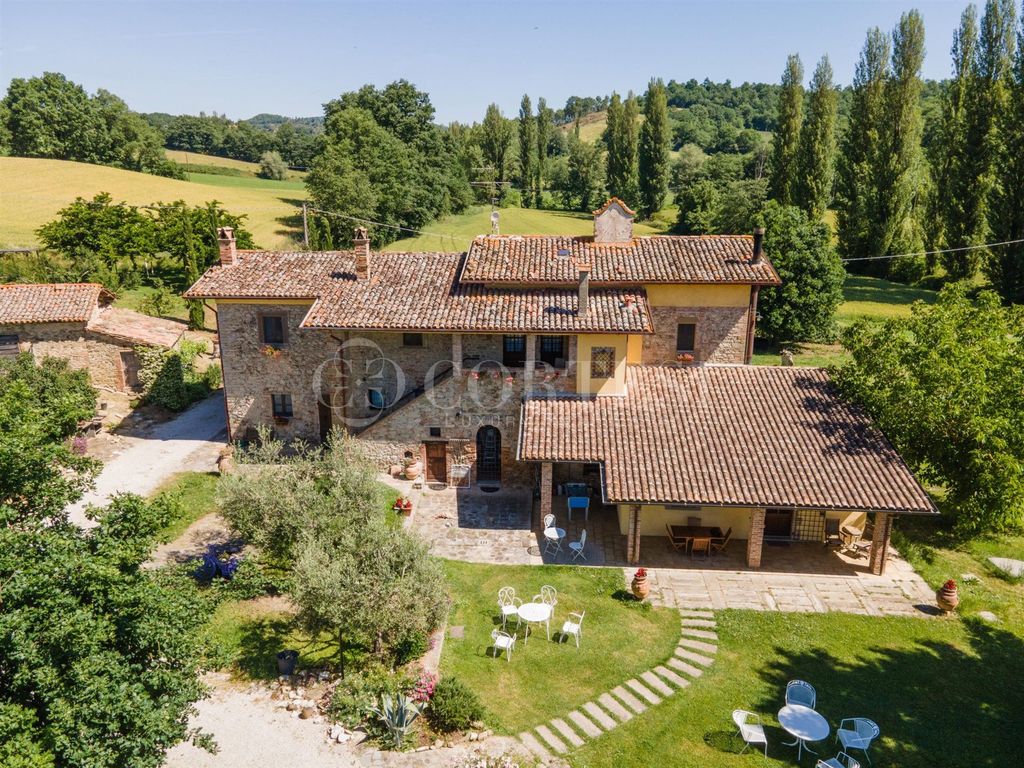 Property photo 1 of 60 Completely Renovated Farmhouse For Sale In Trestina, Città di Castello