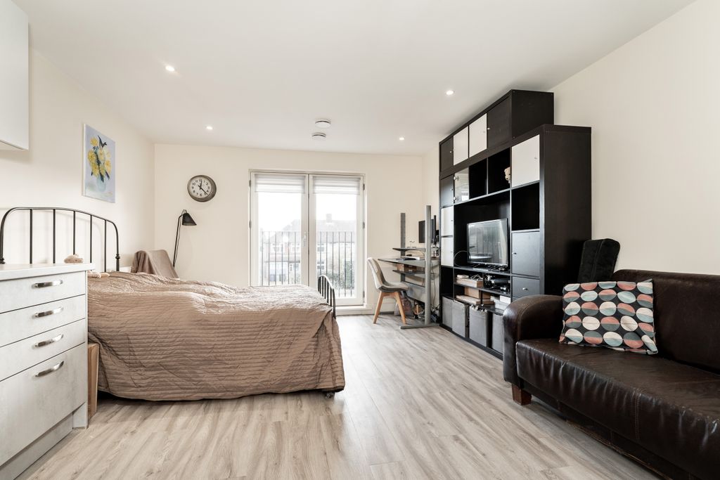 Property photo 3 of 8 Flat 5, 365 Milton Road, Cambridge (1).Jpg