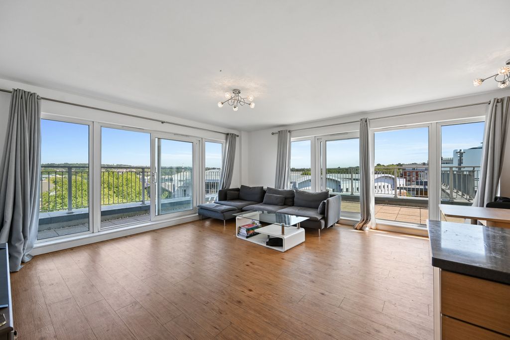 Property photo 1 of 17 Exclusive Three Bedroom Apartment