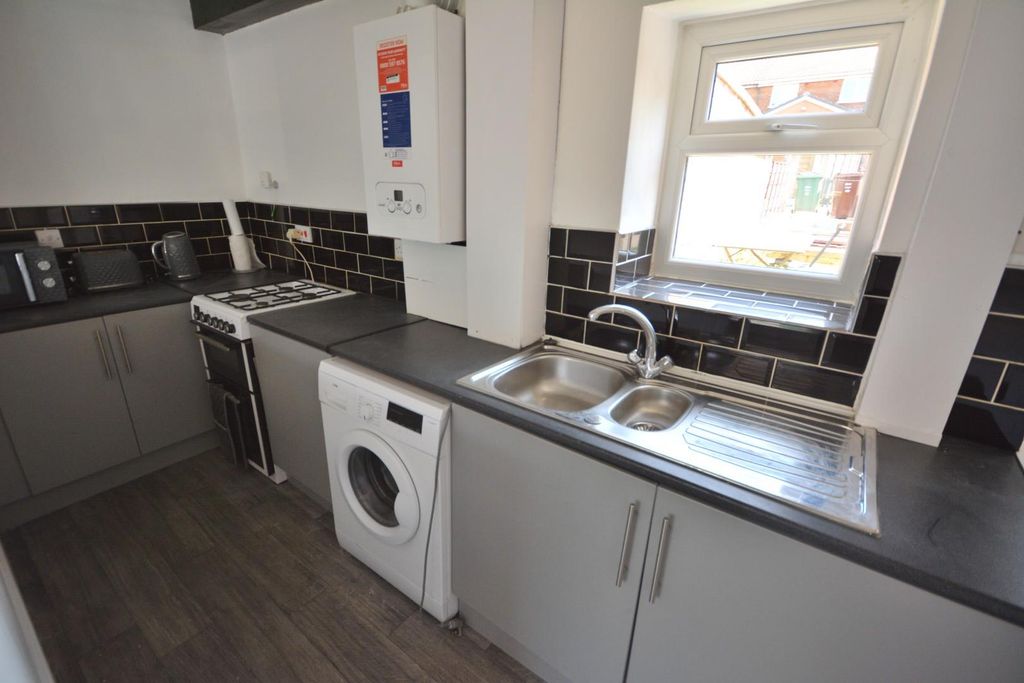 Property photo 3 of 9 Kitchen