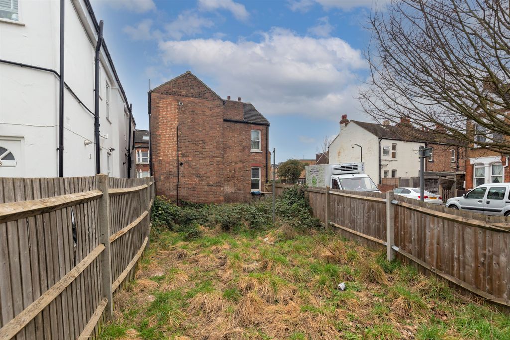 Property photo 2 of 13 25 Robinson Road, Tooting, London Sw17 9DL
