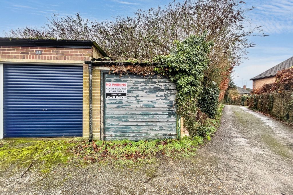 Property photo 2 of 18 18 Minchin Close, Leatherhead, Surrey, Kt22 8Bh