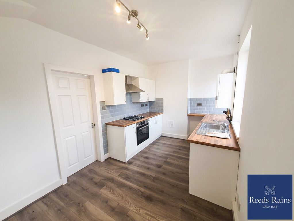 Property photo 2 of 11 Kitchen