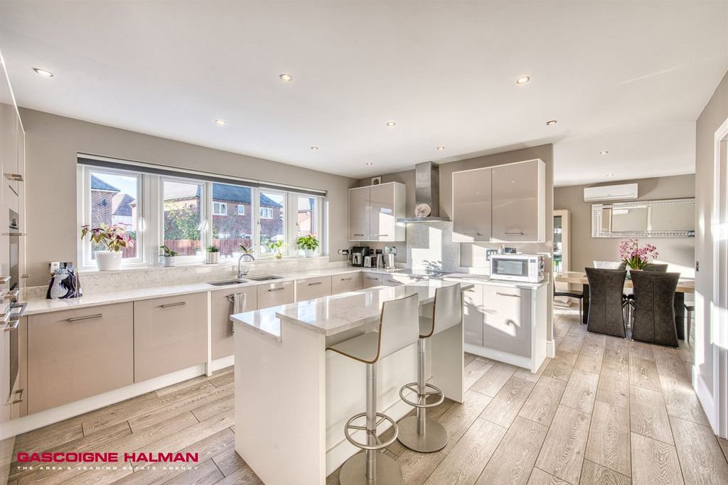 Property photo 2 of 24 Kitchen Breakfast Room