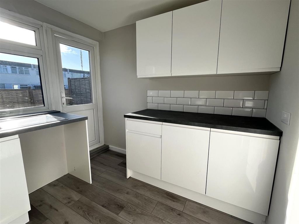 Property photo 3 of 11 Kitchen 2.Jpg