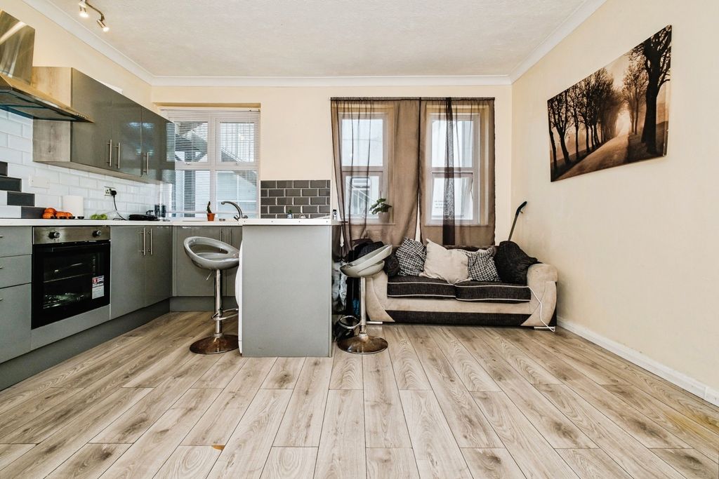 Property photo 3 of 11 Photo