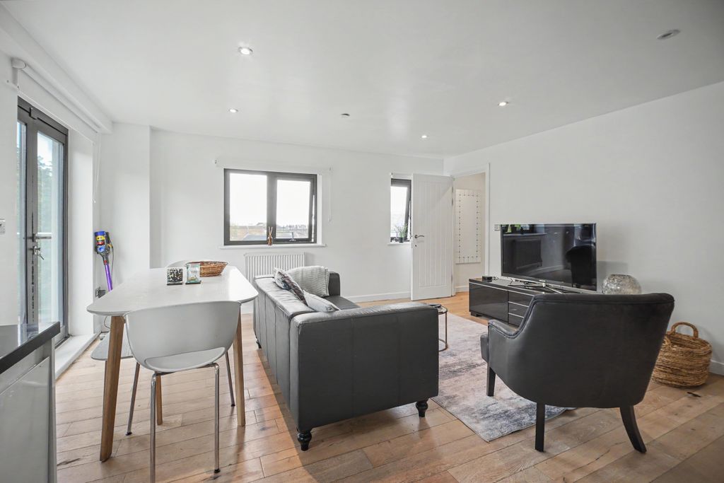 Property photo 3 of 16 21 Novellus Court, 61 South Street, Epsom Kt18 7Px