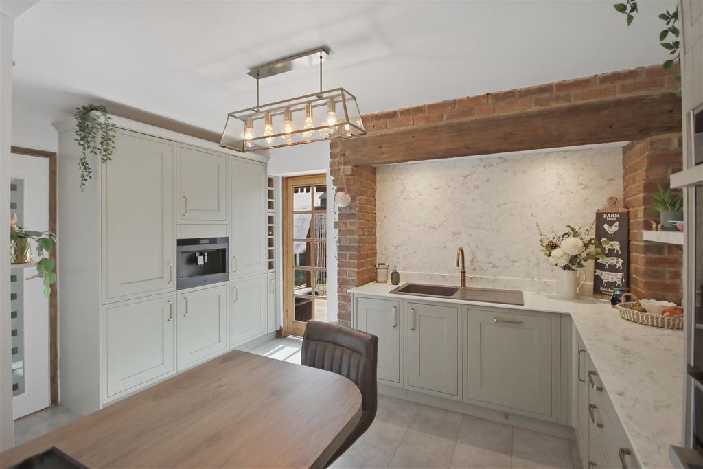 Property photo 2 of 28 Breakfast Kitchen