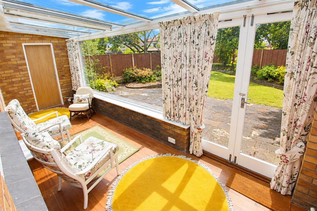 Property photo 3 of 17 Marina Gardens 6 - Conservatory 1