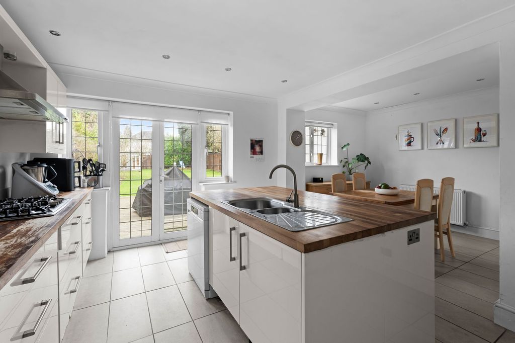 Property photo 2 of 23