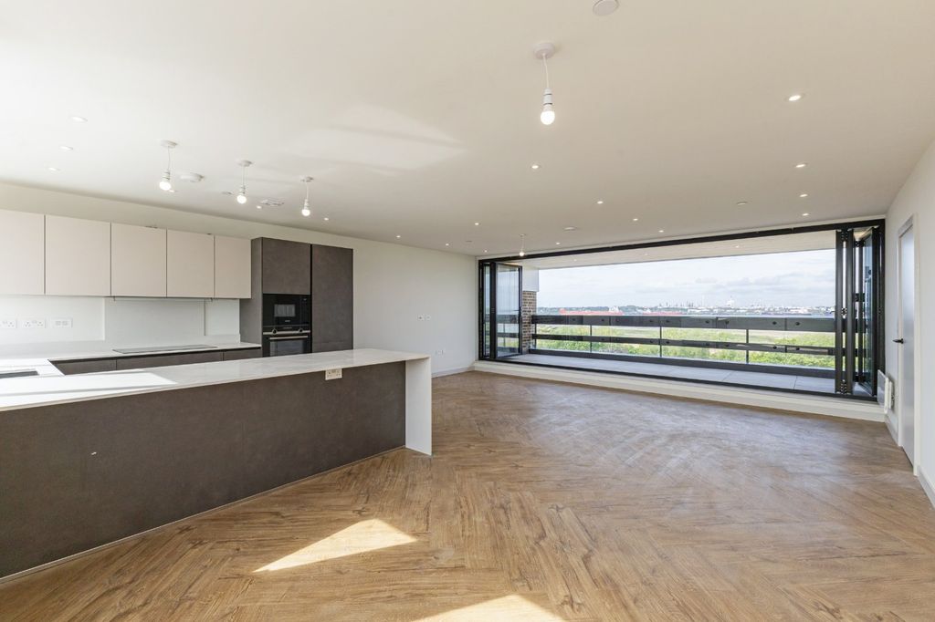 Property photo 3 of 12 28 Shackleton