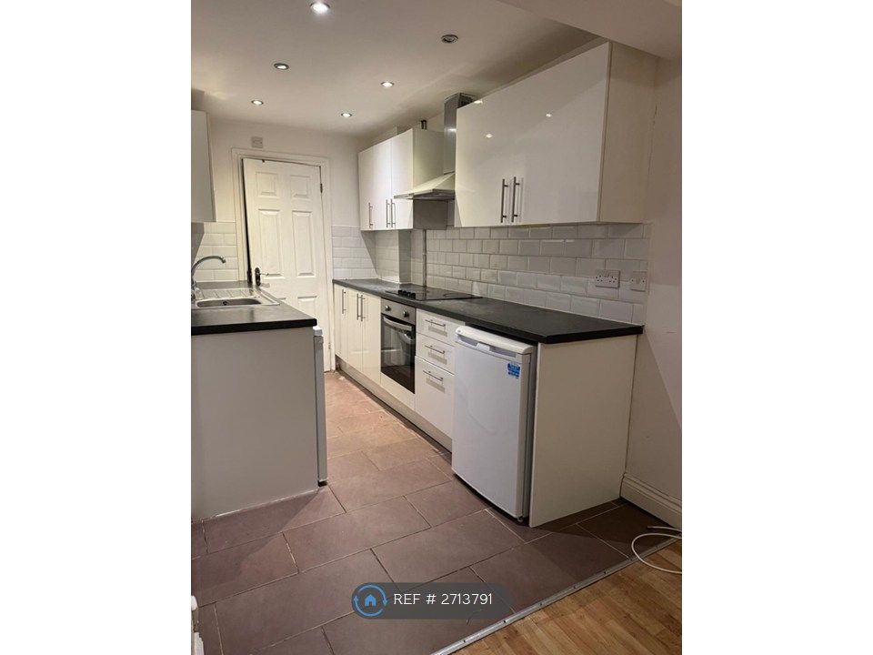 Property photo 2 of 11 Kitchen