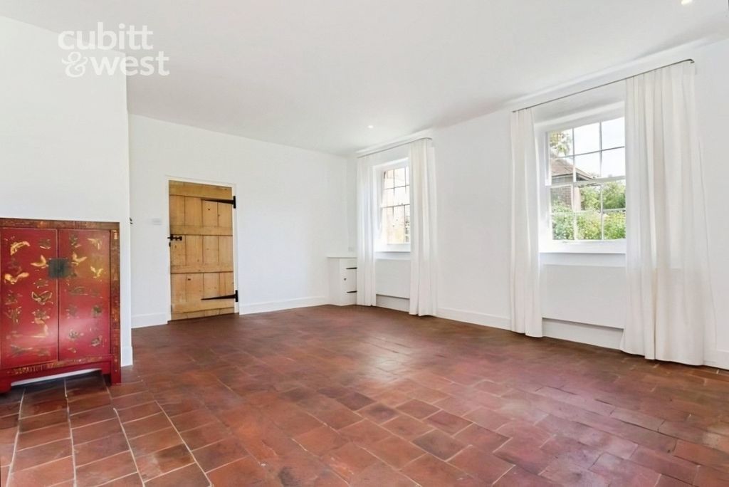 Property photo 3 of 11 Lounge