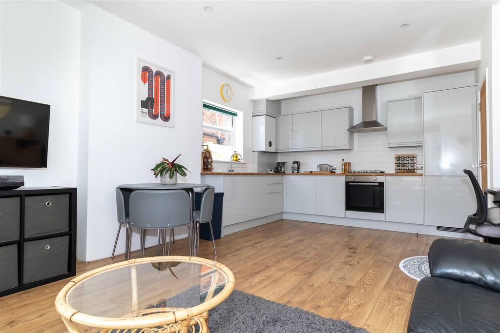 Property photo 3 of 12 Reigate-10B.Jpg