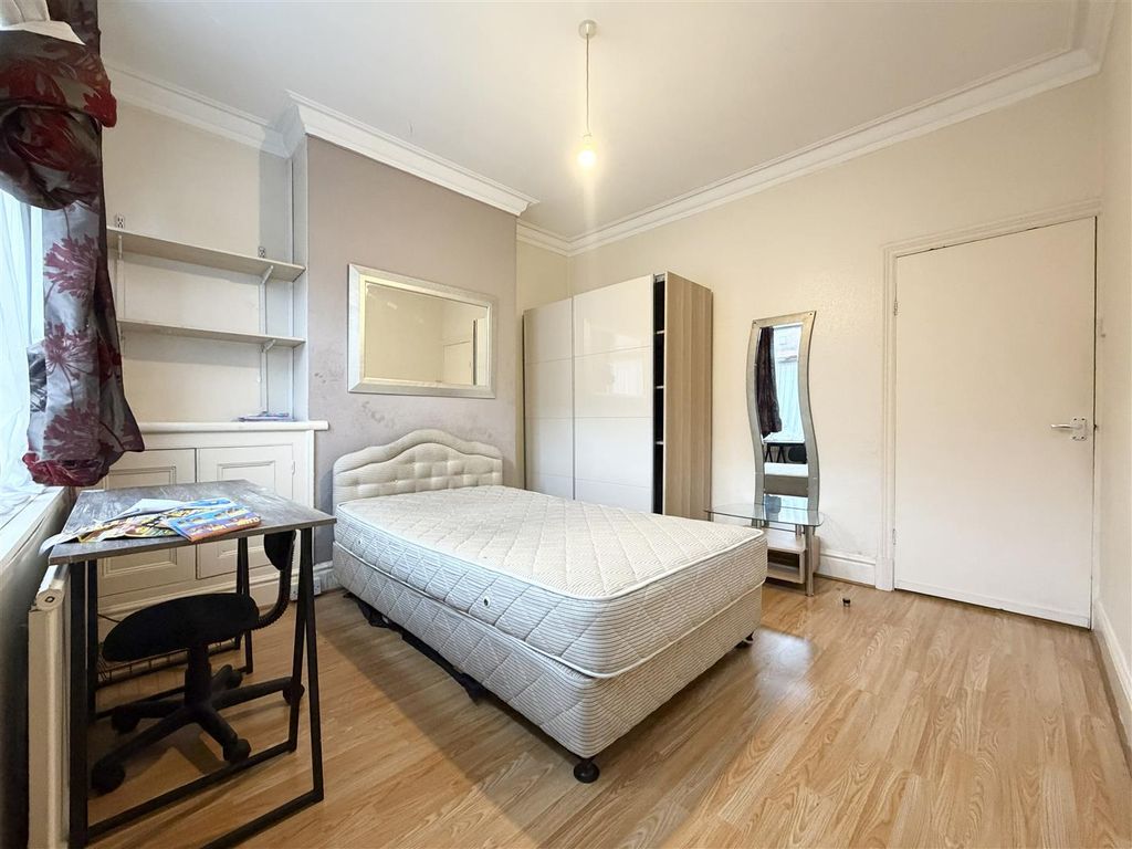 Property photo 3 of 10 Bedroom 1