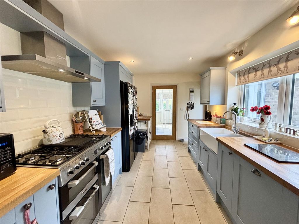 Property photo 3 of 20 Kitchen