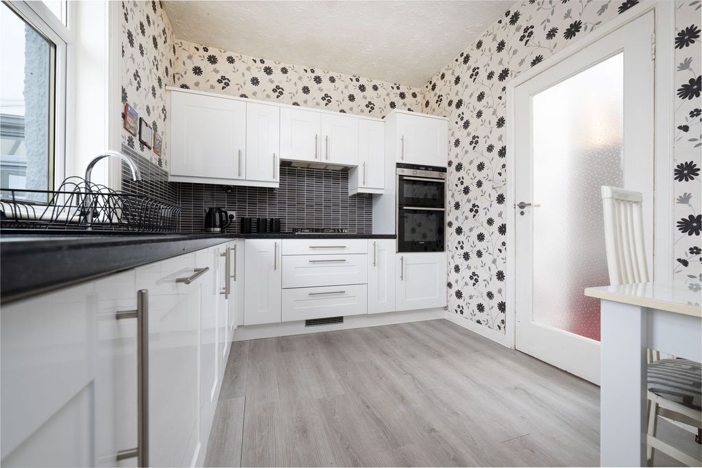 Property photo 3 of 34