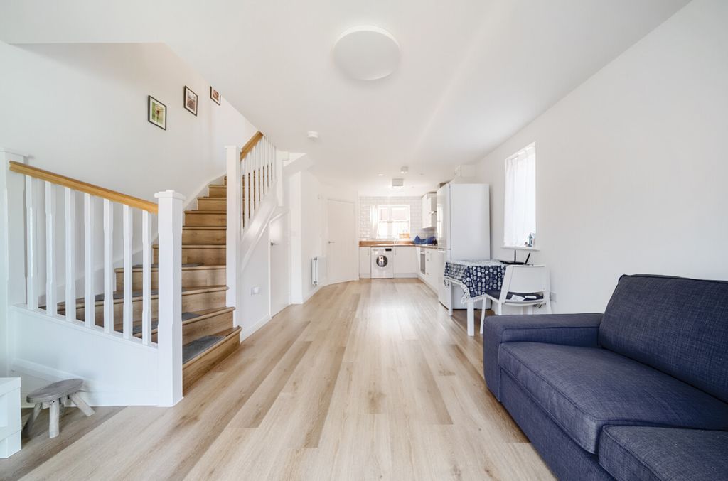 Property photo 3 of 12 1340458-11-689F3E...