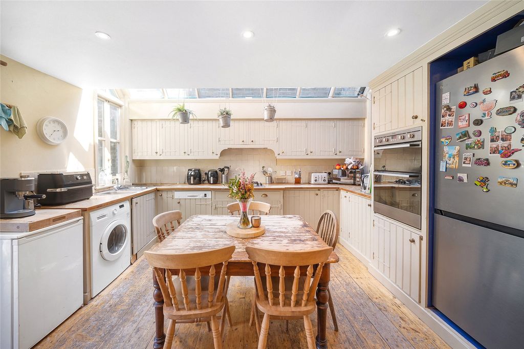 Property photo 3 of 8 Kitchen