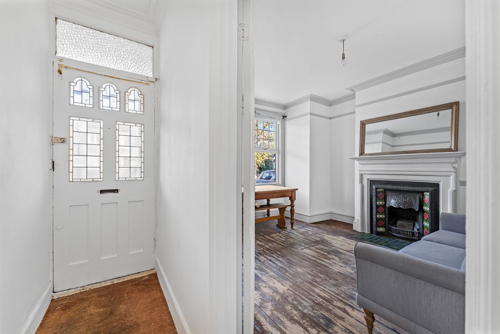 Property photo 3 of 10 Little Ealing Lane (11)