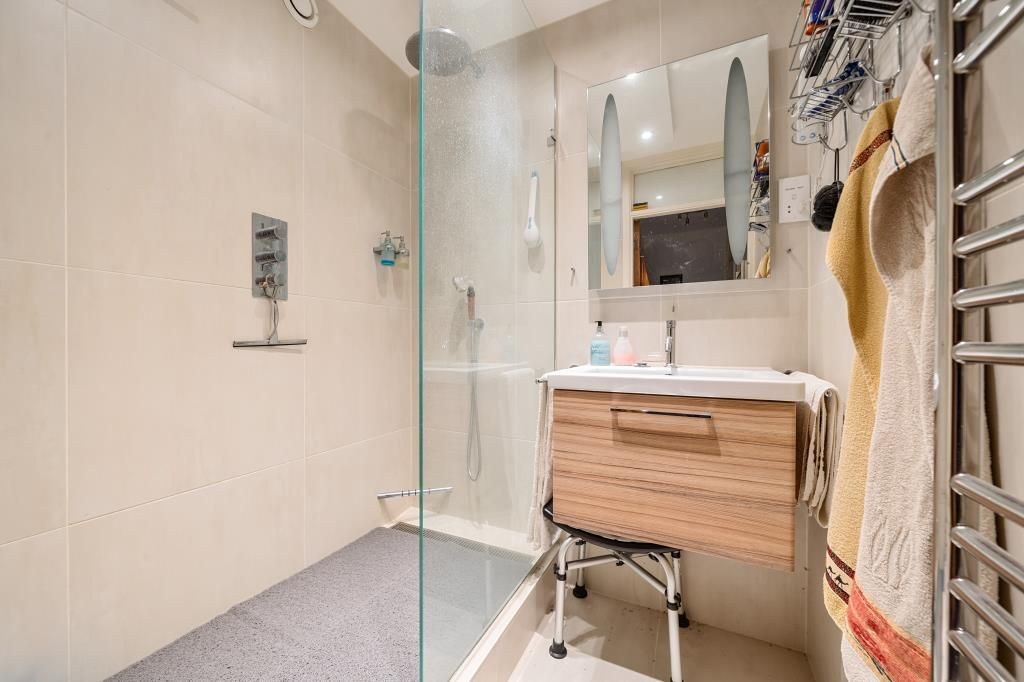 Property photo 2 of 17 Bathroom