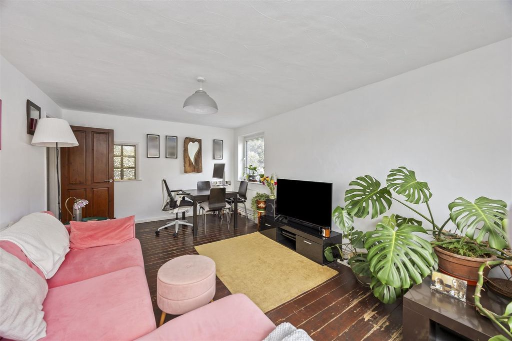 Property photo 3 of 19 Living Room