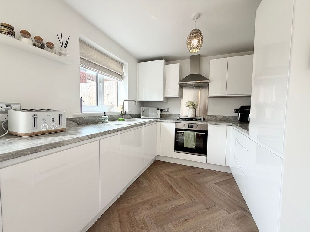 Property photo 3 of 19 Kitchen