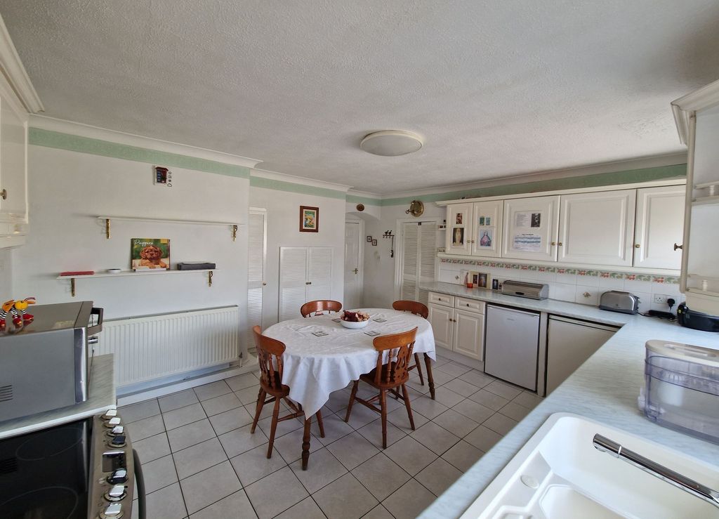 Property photo 3 of 25